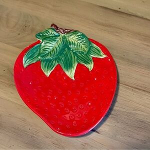 Arlington Designs Strawberry Plate | Majolica-Style Ceramic